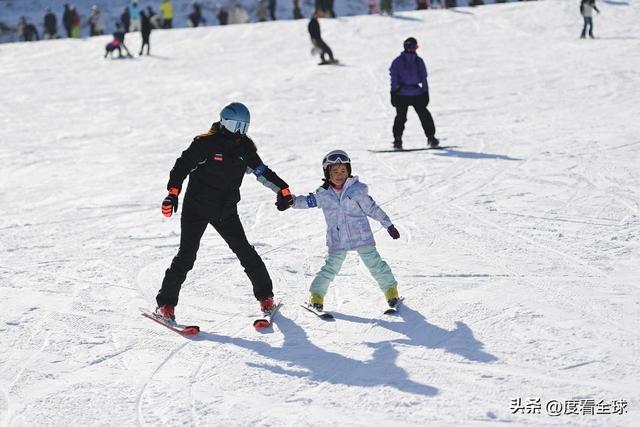 从早嗨到晚！潍坊滑雪场单日客流破千冬季遛娃新地标诞生(图11)