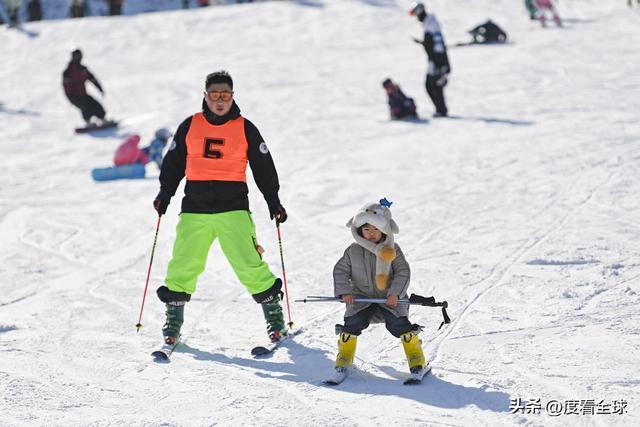 从早嗨到晚！潍坊滑雪场单日客流破千冬季遛娃新地标诞生(图2)