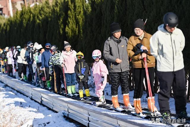 从早嗨到晚！潍坊滑雪场单日客流破千冬季遛娃新地标诞生(图10)
