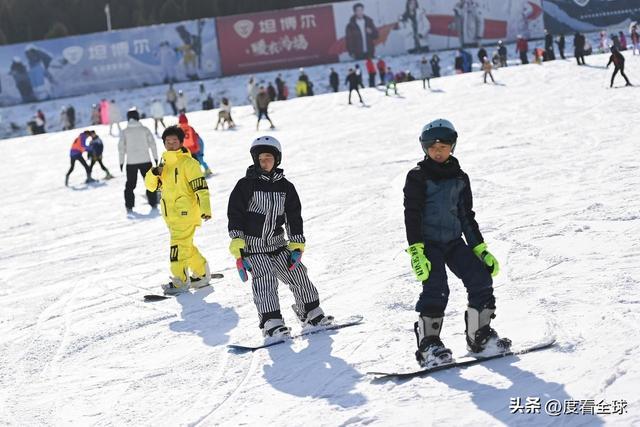 从早嗨到晚！潍坊滑雪场单日客流破千冬季遛娃新地标诞生(图16)
