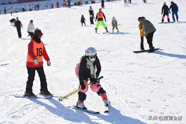 从早嗨到晚！潍坊滑雪场单日客流破千冬季遛娃新地标诞生(图20)