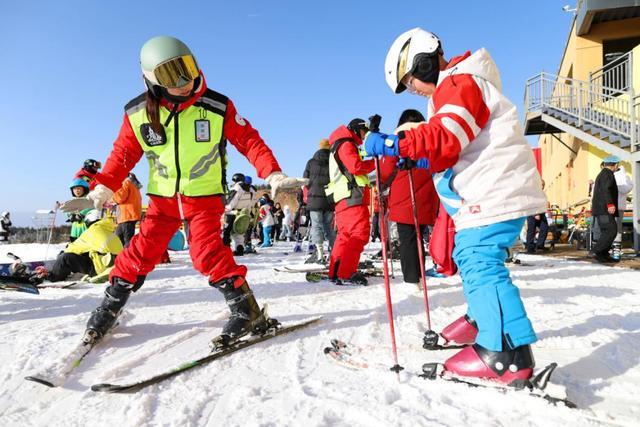 山西太原：冰雪运动点燃冬日经济(图1)