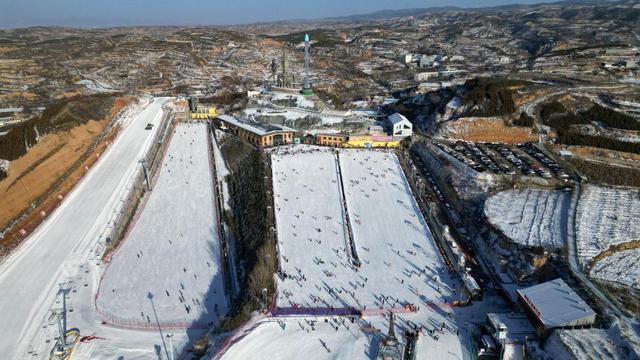 山西太原：冰雪运动点燃冬日经济(图2)