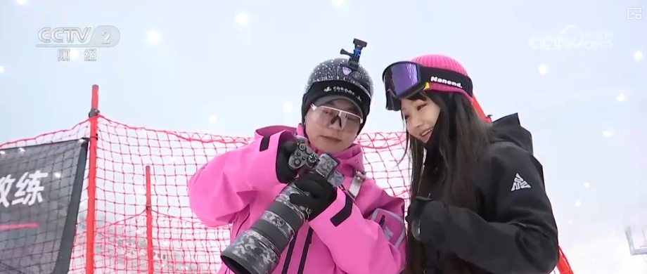 “摄影师加鸡腿”!走近“大神”看滑雪摄影师火爆出圈背后……(图5)