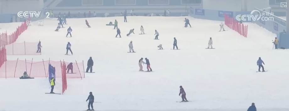 “摄影师加鸡腿”!走近“大神”看滑雪摄影师火爆出圈背后……(图2)