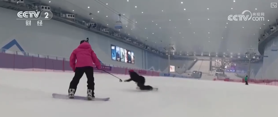 “摄影师加鸡腿”!走近“大神”看滑雪摄影师火爆出圈背后……(图6)