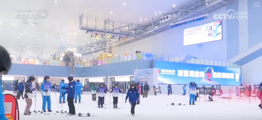 “摄影师加鸡腿”!走近“大神”看滑雪摄影师火爆出圈背后……(图1)