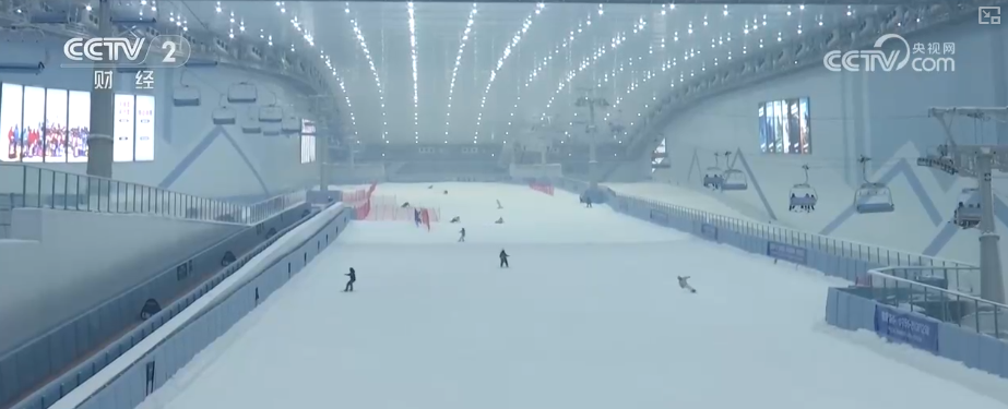 “摄影师加鸡腿”!走近“大神”看滑雪摄影师火爆出圈背后……(图4)