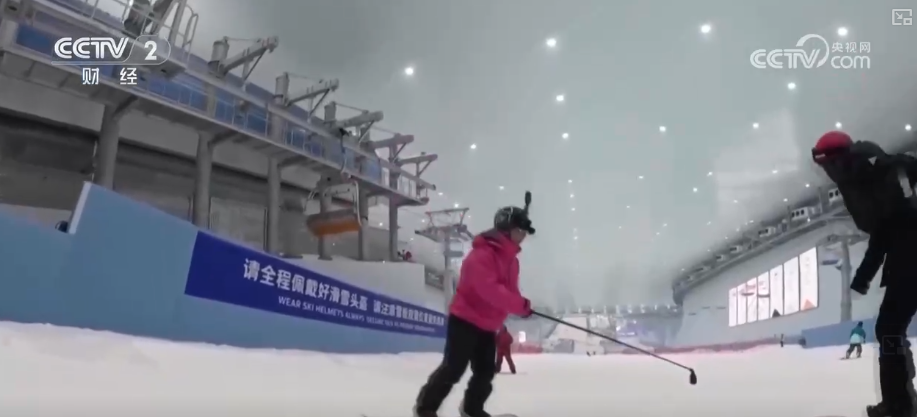 “摄影师加鸡腿”!走近“大神”看滑雪摄影师火爆出圈背后……(图7)