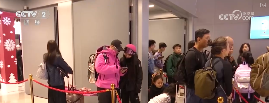 “摄影师加鸡腿”!走近“大神”看滑雪摄影师火爆出圈背后……(图3)