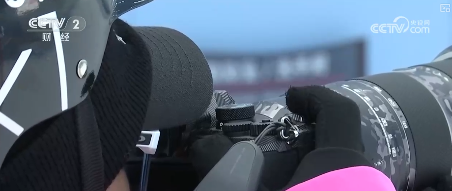 “摄影师加鸡腿”!走近“大神”看滑雪摄影师火爆出圈背后……(图8)