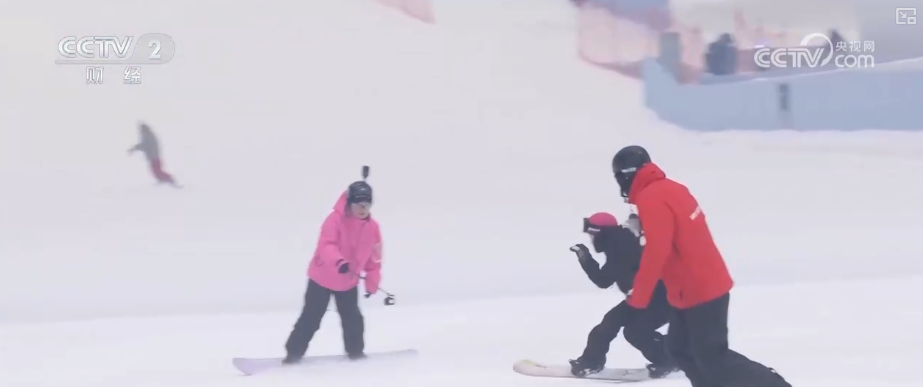 “摄影师加鸡腿”!走近“大神”看滑雪摄影师火爆出圈背后……(图10)