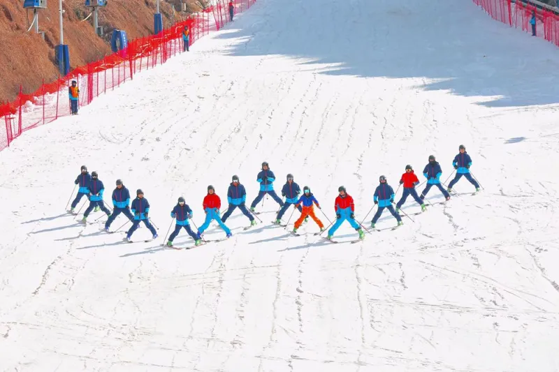 中国最南端户外滑雪场江西赣州崇义万长山滑雪场盛大开板(图3)