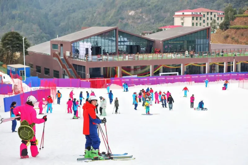中国最南端户外滑雪场江西赣州崇义万长山滑雪场盛大开板(图2)