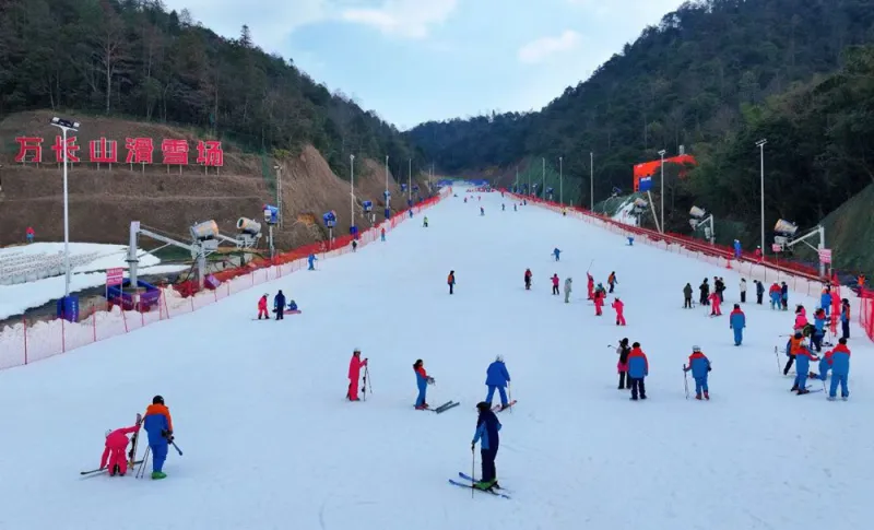 中国最南端户外滑雪场江西赣州崇义万长山滑雪场盛大开板(图4)