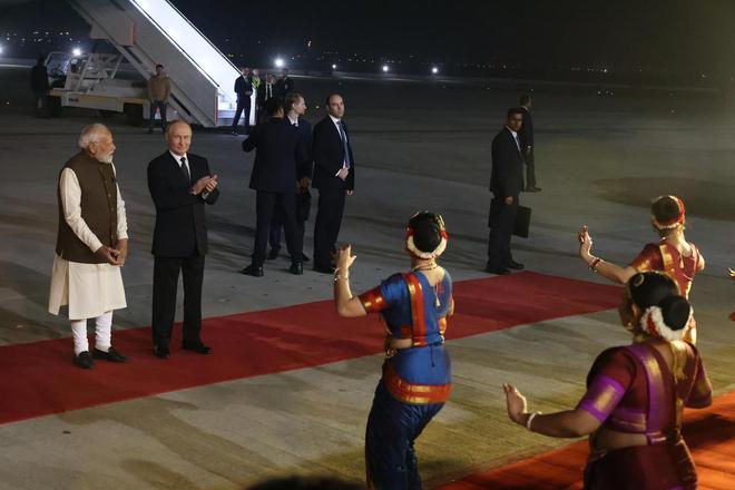 俄乌冲突后普京首访印度:莫迪亲自到机场迎接私人晚宴持续3小时将谈石油武器和驻军(图1)