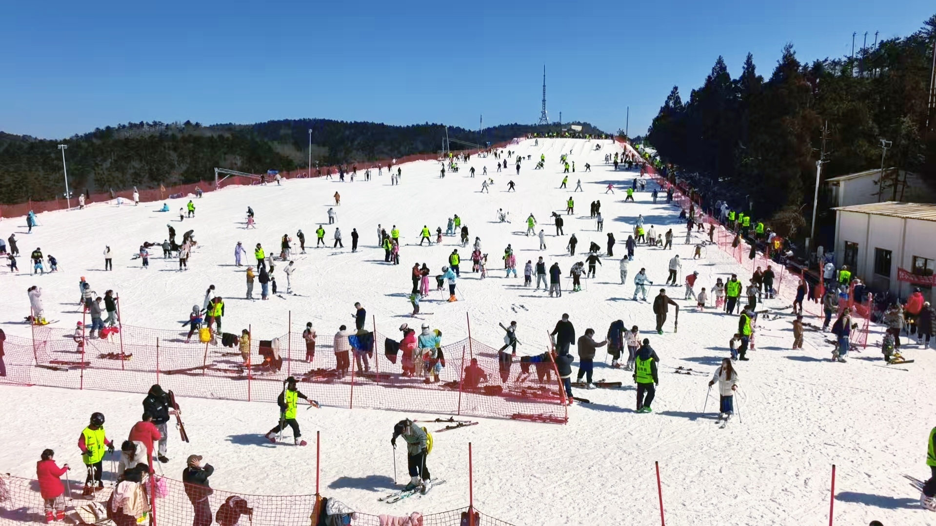 冰雪春天丨冬奥风“吹热”南方雪场掀起冰雪运动热潮(图1)