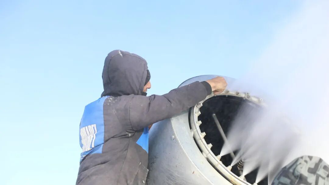 额敏县也迷里滑雪场全力造雪备战开板(图1)