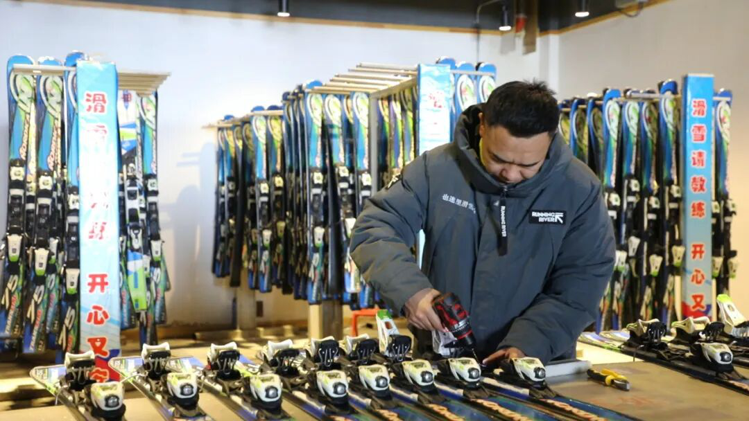 额敏县也迷里滑雪场全力造雪备战开板(图3)